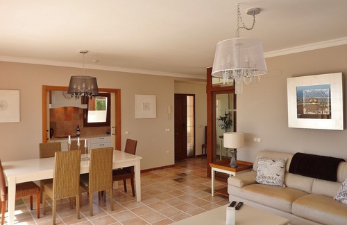 Caleta de Fuste Villa | Pure indulgence, Pool Table, Hot Tub, Amazing views, Free 300mb Wifi, Sky TV!