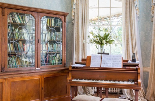 Dursley Villa | Purnell Manor - Nine Bedroom Villa, Sleeps 26