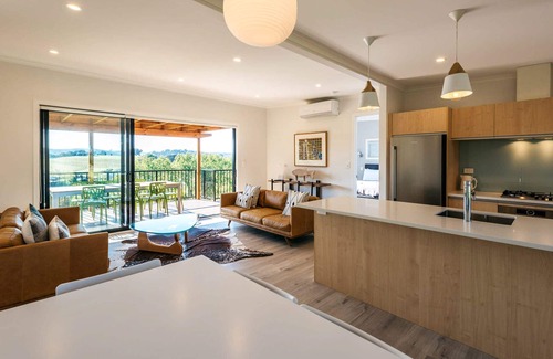 Surfdale House | PUTAKI BAY - TUI VILLA | Be My Guest