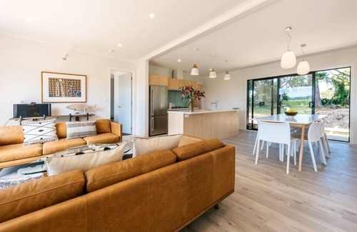 Surfdale House | PUTAKI BAY - TUI VILLA | Be My Guest