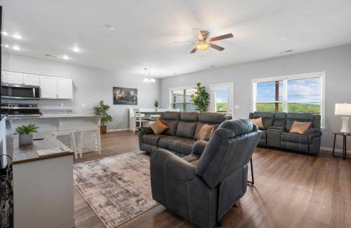 Branson West House | Pvt Hot Tub, Stonebridge Golf Course On Site, Ozark Views, Near Silver Dollar City w Free Tickets!