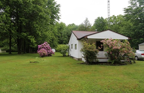 Pymatuning Central Cottage | Pymatuning Lake Walking distance to Espyville Marina!