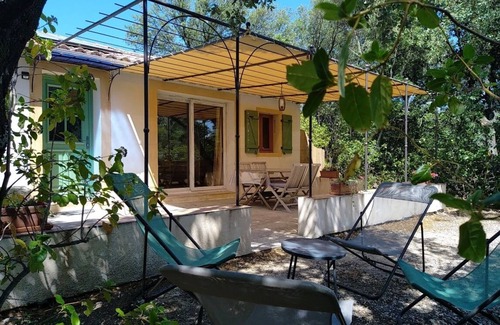 Saint-Hippolyte-le-Graveyron Cottage | Quiet Mazet Provençal