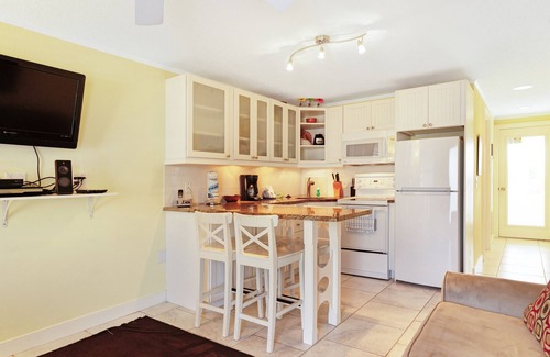 Holmes Beach Villa | Quaint beachfront duplex in ideal location with screened lanai & free trolley