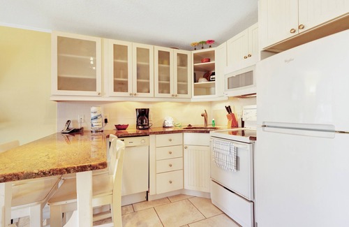 Holmes Beach Villa | Quaint beachfront duplex in ideal location with screened lanai & free trolley