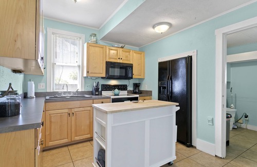 Downtown Dunedin Cottage | Quaint bungalow just off Main Street Last Minute openings!