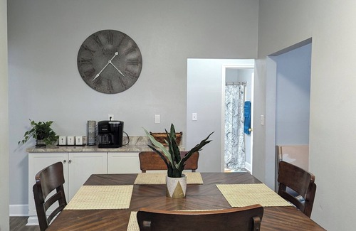 Tallahassee House | Quaint Bungalow mins from FSU/Mid/Downtown