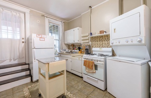 Guttenberg House | Quaint & charming century-old brownstone near NYC