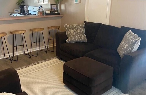 Warren Apartment | Quaint, Comfy Upstairs Apartment all to yourself.