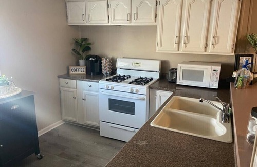 Warren Apartment | Quaint, Comfy Upstairs Apartment all to yourself.