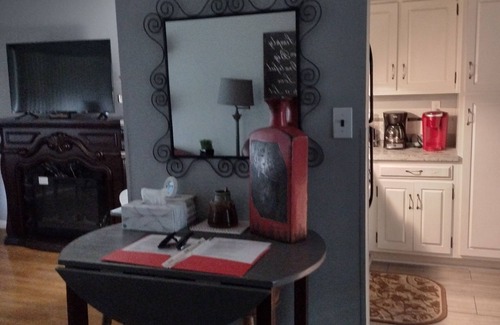Buechel House | Quaint & Cozy 4 Bedroom/with attached garage