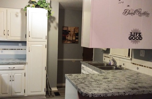 Buechel House | Quaint & Cozy 4 Bedroom/with attached garage