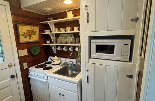 Kirksville Cottage | Quaint Guest Cottage