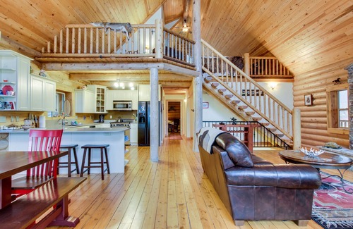 Lakeside Cabin | Quaint home with pool table & lots of space - great location