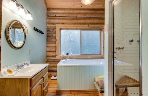 Lakeside Cabin | Quaint home with pool table & lots of space - great location