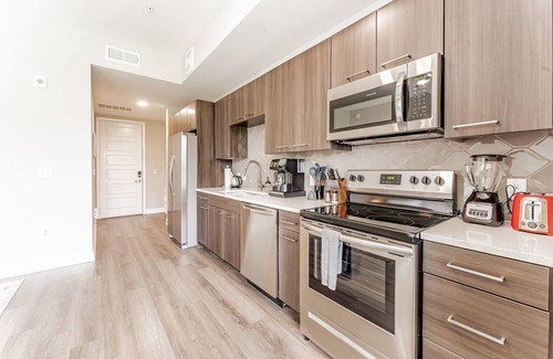 Pleasant Valley Apartment | Quaint King Bed 1BR 5 Min to DT