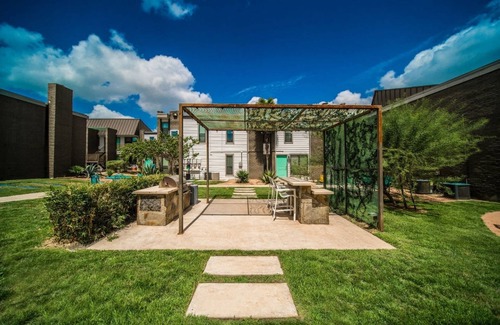 Pleasant Valley Apartment | Quaint King Bed 1BR 5 Min to DT