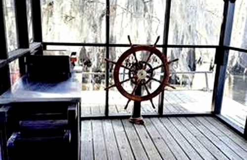 Uncertain Cabin | Quaint Lakefront Cabin Incredible for Water and Outdoor Adventures in Texas