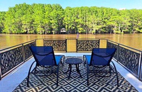 Uncertain Cabin | Quaint Lakefront Cabin Incredible for Water and Outdoor Adventures in Texas