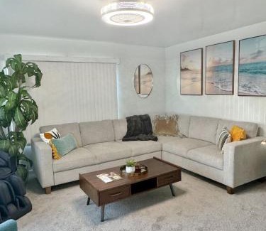 Ventura House | Quaint Mid-Century Cottage by the Coast