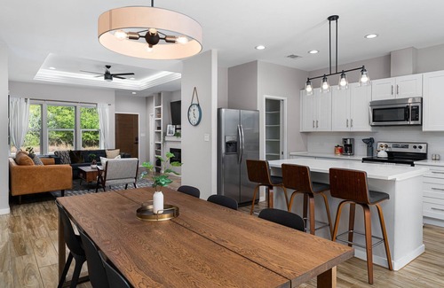 Bastrop House | Quaint ranch home with chic finishes & large patio/yard