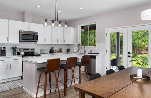 Bastrop House | Quaint ranch home with chic finishes & large patio/yard