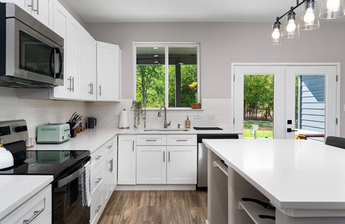 Bastrop House | Quaint ranch home with chic finishes & large patio/yard