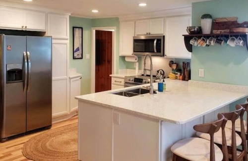 Morehead City Cottage | Quaint renovated 40's Beaufort Cottage on Ann St - Dog Friendly!