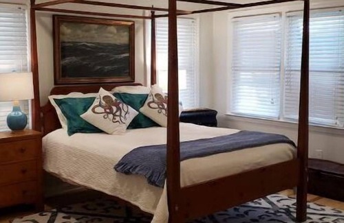 Morehead City Cottage | Quaint renovated 40's Beaufort Cottage on Ann St - Dog Friendly!