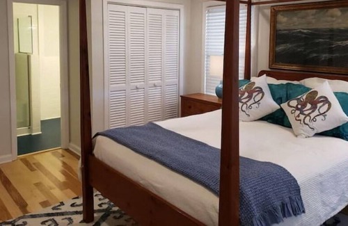 Morehead City Cottage | Quaint renovated 40's Beaufort Cottage on Ann St - Dog Friendly!