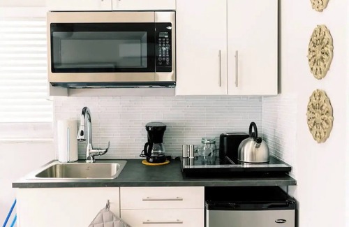 Lauderdale Harbours Apartment | Quaint Studio w/Kitchenette, Pool, & Parking