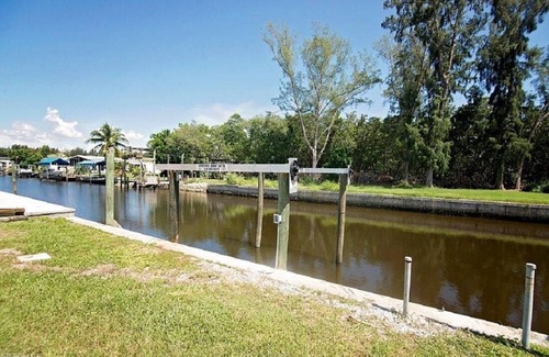 Flamingo Bay House | Quaint Waterfront Cottage Near Beaches and Fishing
