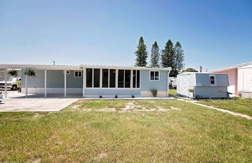Flamingo Bay House | Quaint Waterfront Cottage Near Beaches and Fishing