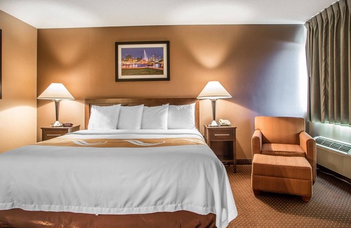 Elgin Hotel | Quality Inn Elgin I-90