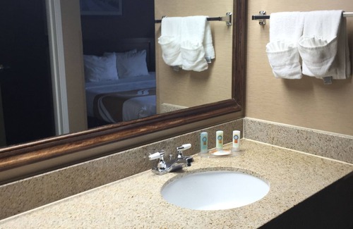 Elgin Hotel | Quality Inn Elgin I-90