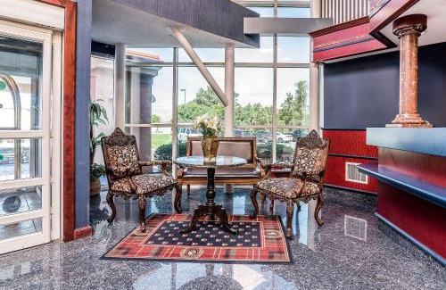 Latham Hotel | Quality Inn & Suites Albany Airport