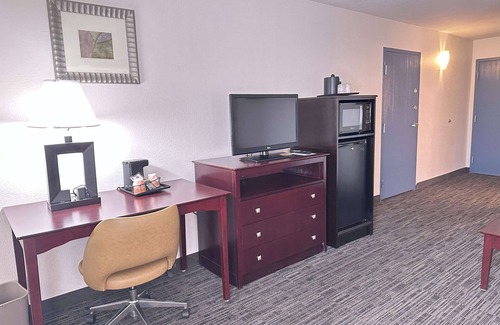 Silver Lake Hotel | Quality Inn & Suites Everett
