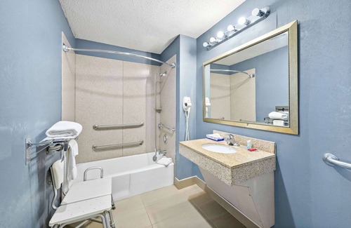 Cape Fear Hotel | Quality Inn & Suites Fayetteville I-95