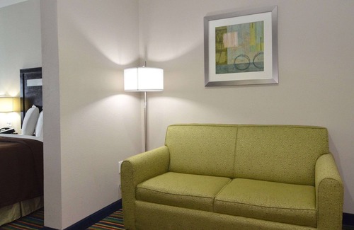 Kenedy Hotel | Quality Inn & Suites Kenedy - Karnes City