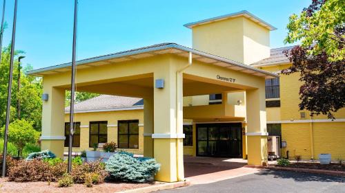 Oakwood Village Hotel | Quality Inn & Suites Oakwood Village - Cleveland South