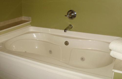 Warren Hotel | Quality Inn & Suites Warren