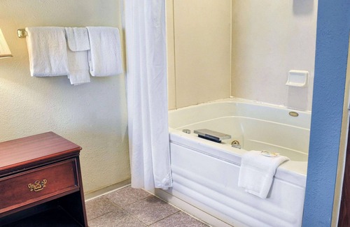 Thornburg Hotel | Quality Inn Thornburg