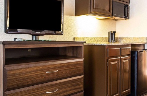 Hickory Hotel | Quality Suites Hickory South