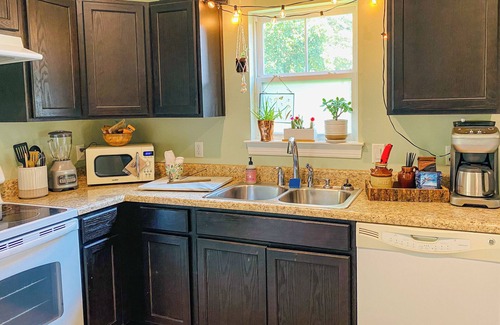 East Hill Cottage | Qualls Cottage: Downton, Beach, NAS. EV Charger!
