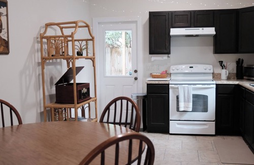 East Hill Cottage | Qualls Cottage: Downton, Beach, NAS. EV Charger!