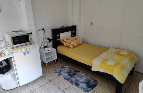 Zona Norte House | Quarto Individual com Banheiro e Mini Cozinha