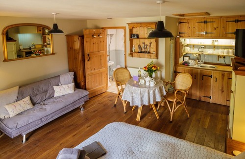 Thetford Apartment | Quavers Rest - a tranquil spot in a quintessentially English Village & hot tub !