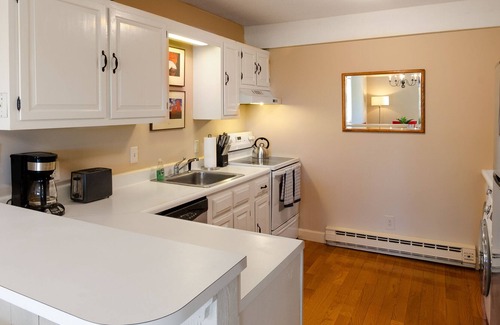 West Hartford Condo | Quechee Ski Hill home with fireplace, mountain views, AC & washer/dryer