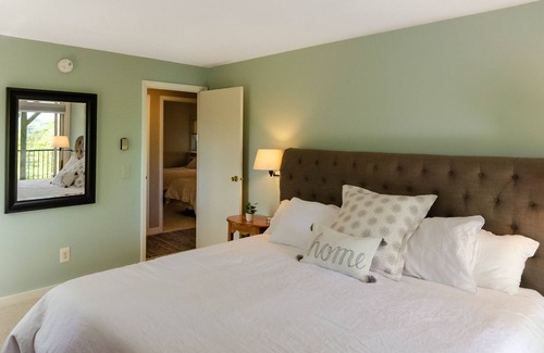 West Hartford Condo | Quechee Ski Hill home with fireplace, mountain views, AC & washer/dryer