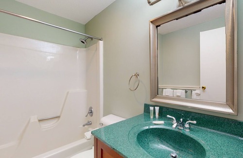 West Hartford Condo | Quechee Ski Hill home with fireplace, mountain views, AC & washer/dryer